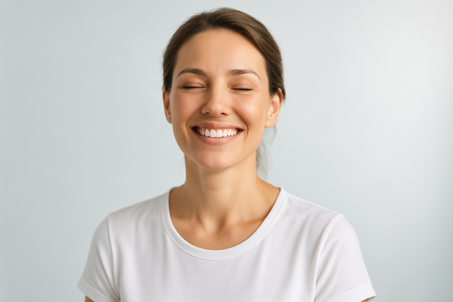 a woman fell like of joy, her expression conveys confidence and well being linked to good intimate part health. the image reflects prevention, balance and feminine serenity, in a modern reassuring medical advertising style.